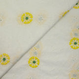 Broderie anglaise rebrodée de fleurs jaune fond blanc cassé