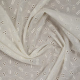 Broderie anglaise festonnée Greta fond blanc cassé