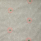 Broderie anglaise rebrodée de fleurs rose fond blanc cassé