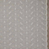 Broderie anglaise festonnée Greta fond blanc cassé