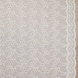 Broderie anglaise festonnée Adela fond blanc cassé