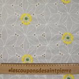 Broderie anglaise rebrodée de fleurs jaune fond blanc cassé