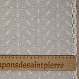 Broderie anglaise festonnée Greta fond blanc cassé