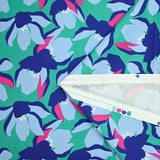 Satin de coton élasthanne fleurs bleu fond vert menthe