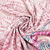 Twill polyester imprimé frise florale rose et bleu fond blanc cassé