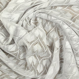 Maille dentelle fleurs stylisées fond blanc