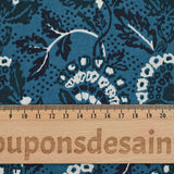 Coton indien imprimé fleur blanche et pétrole fond bleu denim
