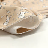 Piqué de coton imprimé jeune lapin fond beige