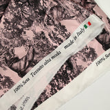 Satin de soie imprimé dans la jungle fond rose