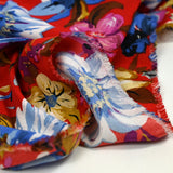 Crépon polyester jolie pivoine bleu fond rouge