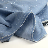 Chambray de coton orné de strass fond bleu clair