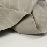 Jersey de coton rayé blanc fond gris taupe