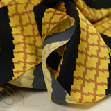 Satin de polyester imprimé géométrique rayé jaune et noir