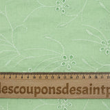 Broderie anglaise festonnée vert d'eau