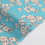 Viscosa estampada primavera blanco roto con fondo azul azurin