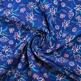 Popeline de coton imprimée fleur blanche pistil framboise fond bleu egyptien