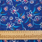 Popeline de coton imprimée fleur blanche pistil framboise fond bleu egyptien