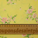 Crêpe polyester imprimé fleur rose fond jaune soufre