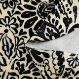 Jersey corto de terciopelo con estampado de cachemir y flor negra sobre fondo marfil