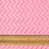 Cordón de poliéster de chevron blanco con fondo rosa.