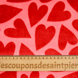Polaire doudou imprimée coeur rouge fond rose