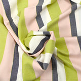 Viscosa estampada línea dorada con rayas verdes y rosas.