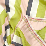 Viscosa estampada línea dorada con rayas verdes y rosas.