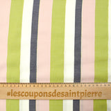 Viscosa estampada línea dorada con rayas verdes y rosas.