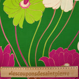 Twill de viscose imprimé en fleurs anis et fuchsia fond vert prairie