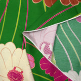 Twill de viscose imprimé en fleurs anis et fuchsia fond vert prairie
