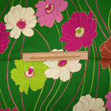 Twill de viscose imprimé en fleurs anis et fuchsia fond vert prairie