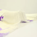Satén de viscosa con estampado de flores moradas y fondo crudo
