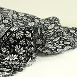 Crépon viscose rayé lurex argent cachemire fond noir