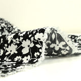 Crépon viscose rayé lurex argent fleurs fond noir