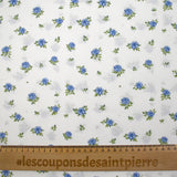Coton imprimé les fleurs de Lou bleu fond blanc