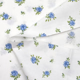Coton imprimé les fleurs de Lou bleu fond blanc