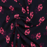 Mousseline imprimée ikat rose fluo fond bleu nuit