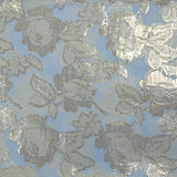 Mousseline de soie jacquard lancé découpé fleurs fond bleu clair