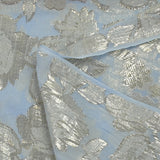 Mousseline de soie jacquard lancé découpé fleurs fond bleu clair