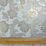 Mousseline de soie jacquard lancé découpé fleurs fond bleu clair