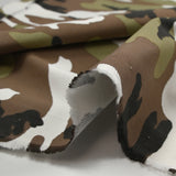 Satin de coton élasthanne camouflage olive et taupe fond blanc