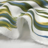 Crêpe viscose imprimé ondes abstraites vert et bleu fond blanc