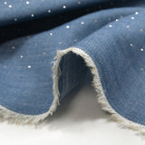 Chambray de algodón decorado con pedrería fondo azul denim
