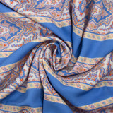 Viscosa estampada raya ornamental fondo azul cielo