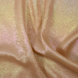 Crêpe satin irisé arc-en-ciel fond nude