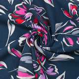 Sudadera con flores rosas y rojas sobre fondo marino
