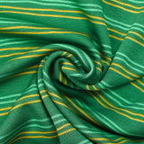 Sudadera de peluche a rayas amarillas y verde mar con fondo verde prado