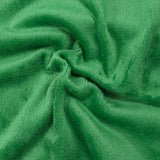 Sudadera de peluche a rayas amarillas y verde mar con fondo verde prado