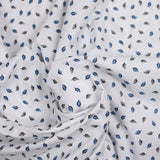 Popeline polycoton imprimée plumes bleu et gris fond blanc