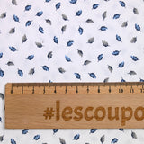 Popeline polycoton imprimée plumes bleu et gris fond blanc
